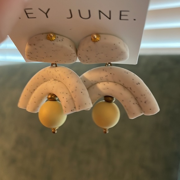 Hey June clay dangle earrings in white and yellow - Picture 5 of 5